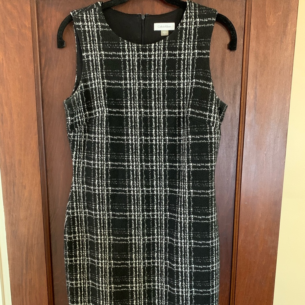 Short sleeve. Stretchy work dress